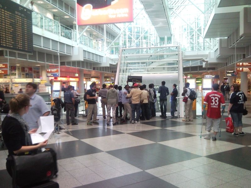 Menschenauflauf vor der S-Bahn