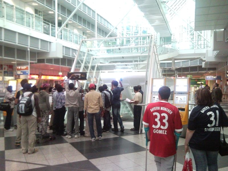 Schaulustige sammeln sich..