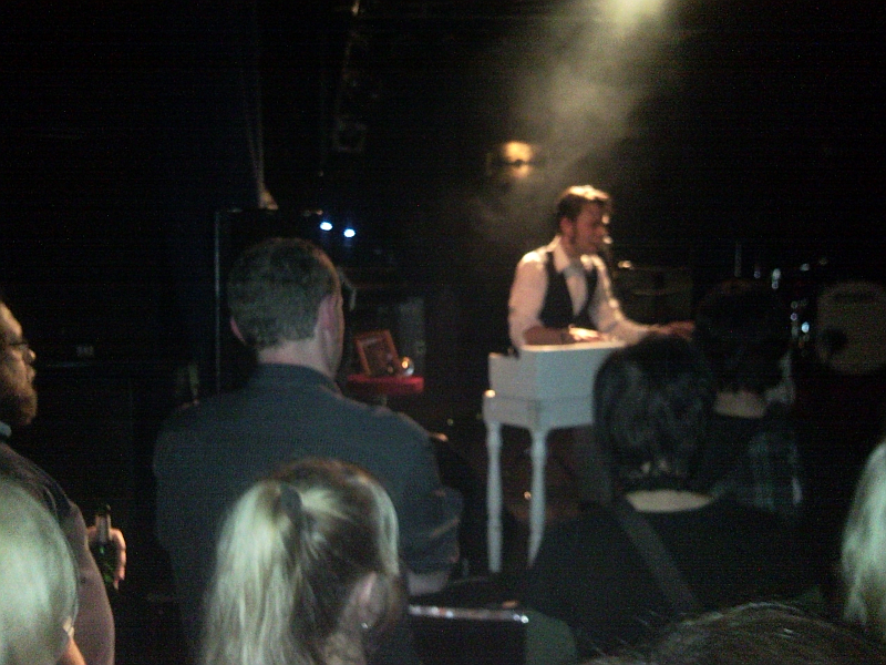 Man sieht es nicht, aber in dem Rahmen neben ihn ist ein niedliches Katzenportrait.